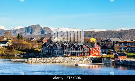 Bronnoysund Blick auf die Gemeinde Bronnoysund an der norwegischen Küste. Bronnoysund, Norwegen, 19.10.2023 *** Bronnoysund Blick auf die Gemeinde Bronnoysund an der norwegischen Küste Bronnoysund, Norwegen, 19 10 2023 Stockfoto