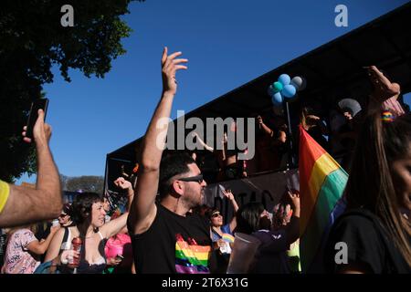 Buenos Aires, Argentinien; 4. November 2023: LGBT Pride Parade Menschen marschieren und genießen die Veranstaltung. Stockfoto