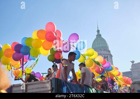 Buenos Aires, Argentinien; 4. November 2023: LGBT Pride Parade. Truck mit farbigen Regenbogenballons vor dem Nationalkongress. Stockfoto