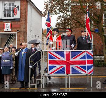 Brentwood, Essex, UK 12. November 2023 Brentwood's Annual Remembrance Day Parade and Service am Kriegsdenkmal an der Kreuzung mit Shenfield Road, wo die Kränze gelegt werden, und zwei Minuten Stille, um unsere Streitkräfte von Vergangenheit und Gegenwart zu unterstützen und an diejenigen zu erinnern, die ihr Leben im Dienst unseres Landes gegeben haben. Credit: Richard Lincoln/Alamy Live News Stockfoto