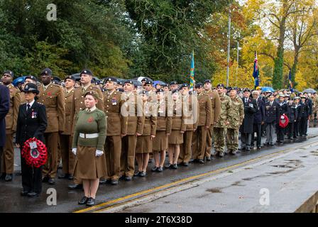 Brentwood, Essex, UK 12. November 2023 Brentwood's Annual Remembrance Day Parade and Service am Kriegsdenkmal an der Kreuzung mit Shenfield Road, wo die Kränze gelegt werden, und zwei Minuten Stille, um unsere Streitkräfte von Vergangenheit und Gegenwart zu unterstützen und an diejenigen zu erinnern, die ihr Leben im Dienst unseres Landes gegeben haben. Credit: Richard Lincoln/Alamy Live News Stockfoto