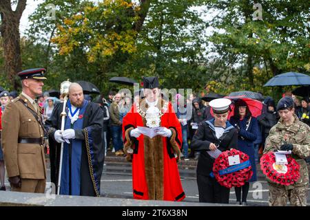 Brentwood, Essex, UK 12. November 2023 Brentwood's Annual Remembrance Day Parade and Service am Kriegsdenkmal an der Kreuzung mit Shenfield Road, wo die Kränze gelegt werden, und zwei Minuten Stille, um unsere Streitkräfte von Vergangenheit und Gegenwart zu unterstützen und an diejenigen zu erinnern, die ihr Leben im Dienst unseres Landes gegeben haben. Credit: Richard Lincoln/Alamy Live News Stockfoto