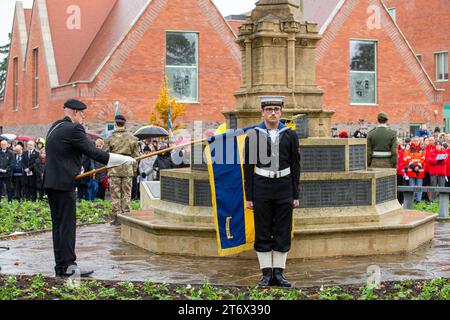 Brentwood, Essex, UK 12. November 2023 Brentwood's Annual Remembrance Day Parade and Service am Kriegsdenkmal an der Kreuzung mit Shenfield Road, wo die Kränze gelegt werden, und zwei Minuten Stille, um unsere Streitkräfte von Vergangenheit und Gegenwart zu unterstützen und an diejenigen zu erinnern, die ihr Leben im Dienst unseres Landes gegeben haben. Credit: Richard Lincoln/Alamy Live News Stockfoto