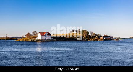 Bronnoysund Blick auf die Gemeinde Bronnoysund an der norwegischen Küste. Bronnoysund, Norwegen, 19.10.2023 *** Bronnoysund Blick auf die Gemeinde Bronnoysund an der norwegischen Küste Bronnoysund, Norwegen, 19 10 2023 Stockfoto