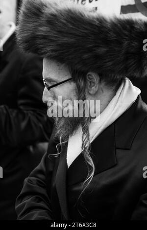 Orthodoxe Juden lehnten den israelischen Bombenanschlag auf Gaza bei palastinischen Protesten auf dem Trafalgar Square, London, England, Großbritannien, 2023 ab. Stockfoto