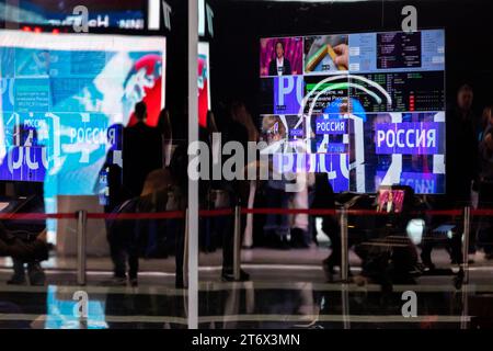 Moskau, Russland. November 2023. Ansicht der Fernsehstudios von Nachrichtensendungen von Channel One und Channel Russia auf der internationalen Ausstellung und dem Forum der Russia Expo im VDNKh-Ausstellungszentrum in Moskau, Russland Stockfoto