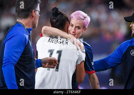 San Diego, Vereinigte Staaten, 11. November 2023: Ali Krieger (11 Gotham FC) umarmt Megan Rapinoe (15 OL Reign), als sie während der National Women’s Soccer League Championship zwischen OL Reign und Gotham FC im Snapdragon Stadium in San Diego, KALIFORNIEN, USA, das Feld verlässt. (Rebekah Wynkoop/SPP) Stockfoto