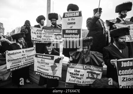 Orthodoxe Juden lehnten den israelischen Bombenanschlag auf Gaza bei palastinischen Protesten auf dem Trafalgar Square, London, England, Großbritannien, 2023 ab. Stockfoto