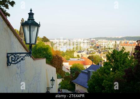 Laternen auf den Straßen von Prag. Prag. Tschechien. September 2023. Die alte Burgtreppe verbindet Mala Strana mit dem östlichen Tor der Prager Burg Stockfoto