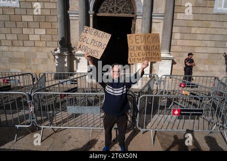 Barcelona, Spanien. November 2023. Während der Demonstration wird ein Demonstrant mit Plakaten gesehen. Tausende von spanischen Gewerkschaftern haben sich auf der Plaza de Sant Jaume gegen die Amnestie katalanischer politischer Vertreter und gegen die Einführungsvereinbarungen des amtierenden Präsidenten Pedro Sánchez und der nationalistischen politischen Kräfte Kataloniens versammelt. Quelle: SOPA Images Limited/Alamy Live News Stockfoto