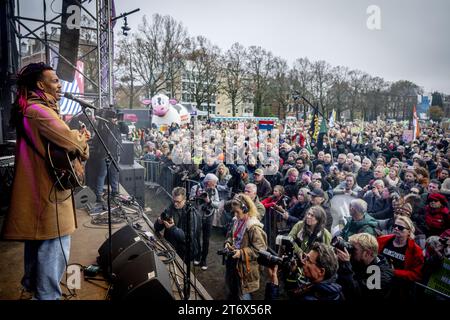 Amsterdam, Niederlande. November 2023. AMSTERDAM - Teilnehmer auf einem marsch für Klima und Gerechtigkeit. Die Teilnehmer wollen die Politiker auffordern, Maßnahmen gegen die Probleme zu ergreifen, mit denen die Niederlande konfrontiert sind. Sie sprechen über Klimakrise, Rassismus, Biodiversitätskrise, Armut und Wohnungskrise. ANP ROBIN UTRECHT niederlande Out - belgien Out Credit: ANP/Alamy Live News Stockfoto