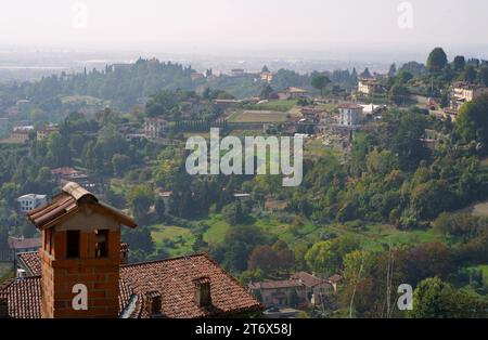 Bergamo. Eine der schönsten Städte Italiens. Landschaft in der Altstadt vom Hügel San Vigil. Herrlicher Blick auf die Türme, Glockentürme und die Hauptkirche Stockfoto