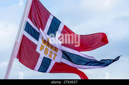 Postschiff Hurtigruten die norwegische Flagge des Hurtigruten Postschiff MS Polarlys weht im Wind. Alesund, Norwegen, 11.10.2023 *** Hurtigruten-Postschiff die norwegische Flagge des Hurtigruten-Postschiffes MS Polarlys fliegt im Wind Alesund, Norwegen, 11 10 2023 Stockfoto