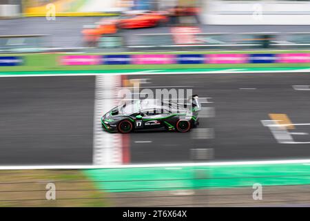 Rennstrecke Vallelunga, Rom, Italien 12 11 2023 - Lamborghini Super Trofeo Europe Runde 5, Tag 2, AM/LC Rennen 1. Serge Doms in Aktion auf der Rennstrecke mit Lamborghini Huracan. Foto: Fabio Pagani/Alamy Live News Stockfoto