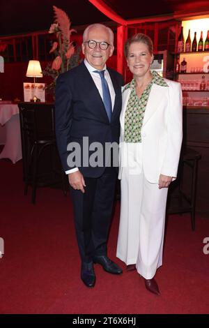 Rüdiger Grube mit Cornelia Poletto, Gala-Premiere der Cornelia Poletto Dinner-Show im Spiegelpalast, 11.11.2023 in Hamburg, der Palazzo Spiegelpalast von Cornelia Poletto gastiert jetzt auf der Horner Rennbahn Galopprennbahn *** Rüdiger Grube mit Cornelia Poletto, Gala-Premiere der Cornelia Poletto Dinner Show im Spiegelpalast, 11 11 11 11 11 2023 in Hamburg, der Palazzo Spiegelpalast von Cornelia Poletto gastiert nun auf der Rennbahn Horner. Stockfoto