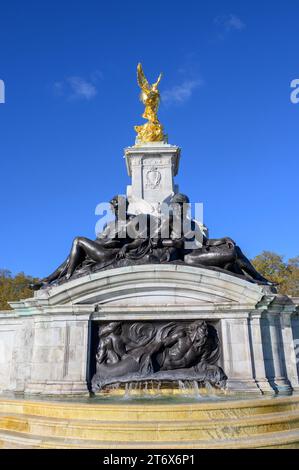 London, Großbritannien. Victoria Memorial (Thomas Brock: 1911) vor dem Buckingham Palace. Goldener „Winged Victory“ auf der Oberseite. Brunnen und Statuen, die Mi darstellen Stockfoto