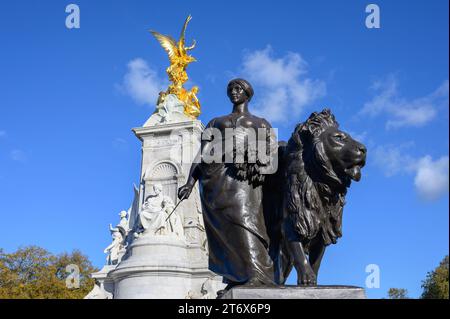 London, Großbritannien. Victoria Memorial (Thomas Brock: 1911) vor dem Buckingham Palace. Alegorische Figur "Landwirtschaft" (eine Frau im Bauernkleid mit einem Strich Stockfoto