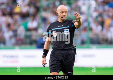 Schiedsrichter Szymon Marciniak gibt Gesten während des Polnischen PKO Ekstraklasa League-Spiels zwischen Legia Warszawa und Gornik Zabrze im Marschall Jozef Pilsudski Legia Warschau Municipal Stadium. Endpunktzahl: Legia Warszawa 2:1 Gornik Zabrze. (Foto: Mikolaj Barbanell / SOPA Images/SIPA USA) Stockfoto