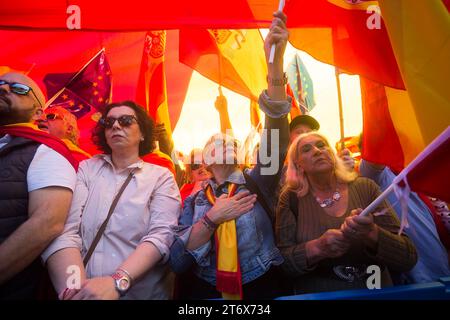 Während einer Demonstration vor dem Hauptquartier der Sozialistischen Partei singt ein Demonstrant die spanische Hymne. Aufgrund der Unterstützung katalanischer Separatisten durch den amtierenden Premierminister Pedro Sanchez hat die Opposition unter Führung des Vorsitzenden der Volkspartei Alberto Nunez Feijoo zu einem Protest gegen die katalanische Amnestie und für Gleichberechtigung unter den Spaniern aufgerufen. Die Amtseinführung des Vorsitzenden der Sozialistischen Partei, Pedro Sanchez, ist für nächste Woche geplant. Stockfoto