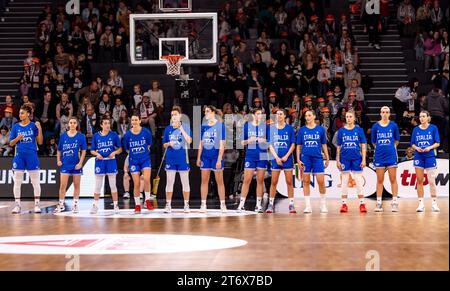 12. November 2023, Hamburg: Basketball, Frauen: Qualifikation zur Europameisterschaft, Deutschland - Italien, Gruppe I, Spieltag 2. Die italienische Mannschaft steht vor dem Spiel an. Foto: Axel Heimken/dpa Stockfoto