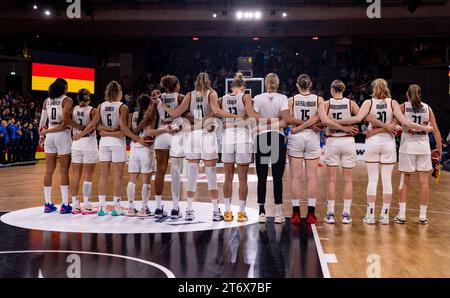 12. November 2023, Hamburg: Basketball, Frauen: Qualifikation zur Europameisterschaft, Deutschland - Italien, Gruppe I, Spieltag 2. Die deutsche Mannschaft steht während der Nationalhymne auf dem Platz. Foto: Axel Heimken/dpa Stockfoto