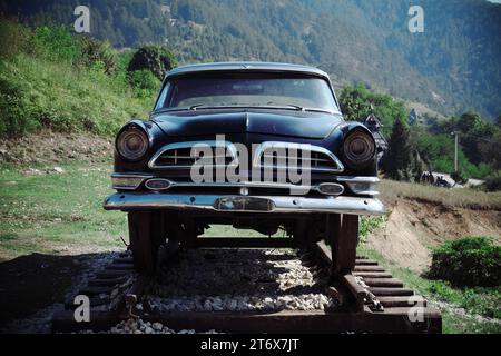 Oldtimer Chrysler New Yorker Deluxe mit Laufrädern, die für das Fahren auf Eisenbahnschienen modifiziert wurden, Mokra Gora, Sargan Eight, Serbien Stockfoto
