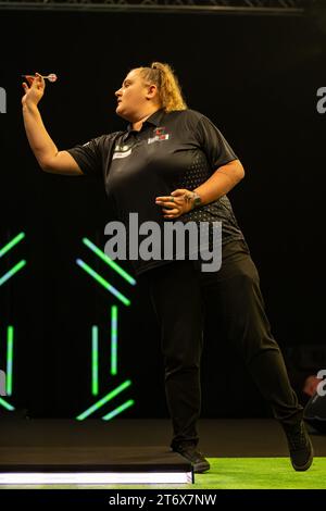 Wolverhampton, Großbritannien. November 2023, WV Active, Aldersley, Wolverhampton, England; 2023 PDC Grand Slam of Darts, 2. Tag Nachmittagssitzung; Beau Greaves Credit: Action Plus Sports Images/Alamy Live News Stockfoto