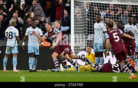 London UK 12. November 2023. ZIEL. Tomas Soucek (West Ham, 28) dreht sich um, nachdem er beim Spiel West Ham gegen Nottingham Forest Barclays Premier League im London Stadium Stratford das dritte Tor erzielt und West Ham gewonnen hat. Quelle: Martin Dalton/Alamy Live News. Dieses Bild ist NUR für REDAKTIONELLE ZWECKE bestimmt. Für jede andere Verwendung ist eine Lizenz von Football DataCo erforderlich. Quelle: MARTIN DALTON/Alamy Live News Stockfoto