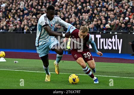 London UK 12. November 2023. Jarrod Bowen (West Ham) und Moussa Niakhate (Nottingham Forest) während des Spiels West Ham gegen Nottingham Forest Barclays Premier League im London Stadium Stratford. Quelle: Martin Dalton/Alamy Live News. Dieses Bild ist NUR für REDAKTIONELLE ZWECKE bestimmt. Für jede andere Verwendung ist eine Lizenz von Football DataCo erforderlich. Quelle: MARTIN DALTON/Alamy Live News Stockfoto