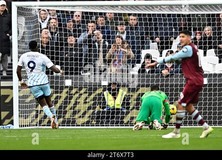 London UK 12. November 2023. ZIEL. Taiwo Awoniyi (Nottingham Forest, 9) erzielte das erste Waldtor beim Spiel West Ham gegen Nottingham Forest Barclays Premier League im London Stadium Stratford. Quelle: Martin Dalton/Alamy Live News. Dieses Bild ist NUR für REDAKTIONELLE ZWECKE bestimmt. Für jede andere Verwendung ist eine Lizenz von Football DataCo erforderlich. Quelle: MARTIN DALTON/Alamy Live News Stockfoto