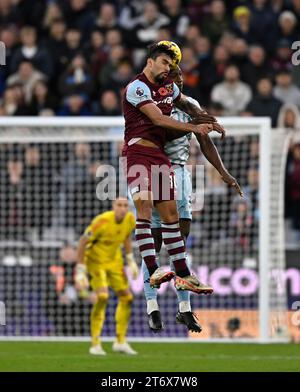 London UK 12. November 2023. Lucas Paqueta (West Ham) und Willy Boly (Nottingham Forest) während des Spiels West Ham vs Nottingham Forest Barclays Premier League im London Stadium Stratford. Quelle: Martin Dalton/Alamy Live News. Dieses Bild ist NUR für REDAKTIONELLE ZWECKE bestimmt. Für jede andere Verwendung ist eine Lizenz von Football DataCo erforderlich. Quelle: MARTIN DALTON/Alamy Live News Stockfoto