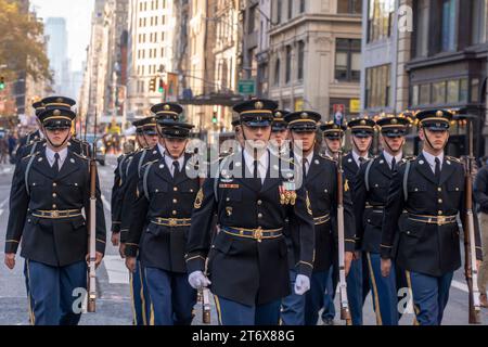 NEW YORK, NEW YORK – 11. NOVEMBER: Mitglieder des Militärs nehmen an der jährlichen Veterans Day Parade am 11. November 2023 in New York Teil. Hunderte von Menschen säumten die 5th Avenue, um die größte Veterans Day Parade in den Vereinigten Staaten zu sehen. In diesem Jahr nahmen Veteranen, aktive Soldaten, Polizisten, Feuerwehrleute und Dutzende Schulgruppen an der Parade Teil, die die Männer und Frauen ehrt, die für das Land gedient und geopfert haben. (Foto: Ron Adar / SOPA Images/SIPA USA) Stockfoto