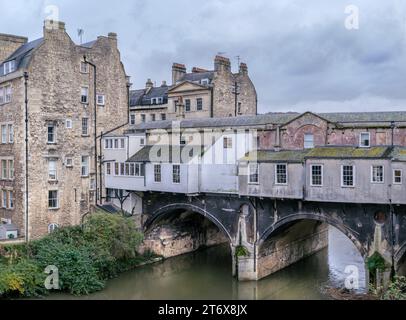 Bath, Somerset - England. Die Pulteney Bridge liegt über dem schnell fließenden Wasser des Flusses Avon in der schönen Stadt Bath, Somerset. Entworfen von RO Stockfoto