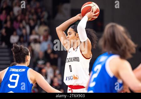 12. November 2023, Hamburg: Basketball, Frauen: Qualifikation zur Europameisterschaft, Deutschland - Italien, Gruppe I, Spieltag 2. Satou Sabally (M) spielt einen Ball. Foto: Axel Heimken/dpa Stockfoto