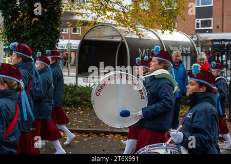 Chalfont St Peter, Großbritannien. November 2023. Hunderte packten heute Nachmittag die Straßen von Chalfont St. Peter in Buckinghamshire für die jährliche Gedenksonntagsparade und die Kranzniederlegung am Kriegsdenkmal. Sarah Green Parlamentsabgeordnete für Chesham und Amersham zusammen mit Mitgliedern der Royal British Legion, den Streitkräften, Brownies, Pfadfindern, Girls Guides, Stadträte und andere lokale Organisationen legten Kränze am war Memorial neben der Pfarrkirche. Die Chesham All Girls Band führte die Parade durch die Stadt. Quelle: Maureen McLean/Alamy Live News Stockfoto