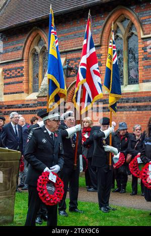 Chalfont St Peter, Großbritannien. November 2023. Hunderte packten heute Nachmittag die Straßen von Chalfont St. Peter in Buckinghamshire für die jährliche Gedenksonntagsparade und die Kranzniederlegung am Kriegsdenkmal. Sarah Green Parlamentsabgeordnete für Chesham und Amersham zusammen mit Mitgliedern der Royal British Legion, den Streitkräften, Brownies, Pfadfindern, Girls Guides, Stadträte und andere lokale Organisationen legten Kränze am war Memorial neben der Pfarrkirche. Die Chesham All Girls Band führte die Parade durch die Stadt. Quelle: Maureen McLean/Alamy Live News Stockfoto