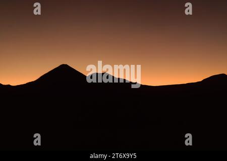 A tradução para Inglês seria: Atemberaubender Sonnenaufgang in der Atacamawüste - Chile - Antofagasta. Hintergrundbild. Schöne Farbtöne Stockfoto