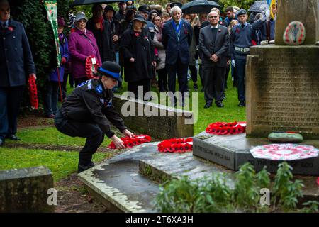 Chalfont St Peter, Großbritannien. November 2023. Hunderte packten heute Nachmittag die Straßen von Chalfont St. Peter in Buckinghamshire für die jährliche Gedenksonntagsparade und die Kranzniederlegung am Kriegsdenkmal. Sarah Green Parlamentsabgeordnete für Chesham und Amersham zusammen mit Mitgliedern der Royal British Legion, den Streitkräften, Brownies, Pfadfindern, Girls Guides, Stadträte und andere lokale Organisationen legten Kränze am war Memorial neben der Pfarrkirche. Die Chesham All Girls Band führte die Parade durch die Stadt. Quelle: Maureen McLean/Alamy Live News Stockfoto