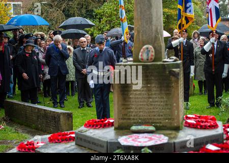 Chalfont St Peter, Großbritannien. November 2023. Hunderte packten heute Nachmittag die Straßen von Chalfont St. Peter in Buckinghamshire für die jährliche Gedenksonntagsparade und die Kranzniederlegung am Kriegsdenkmal. Sarah Green Parlamentsabgeordnete für Chesham und Amersham zusammen mit Mitgliedern der Royal British Legion, den Streitkräften, Brownies, Pfadfindern, Girls Guides, Stadträte und andere lokale Organisationen legten Kränze am war Memorial neben der Pfarrkirche. Die Chesham All Girls Band führte die Parade durch die Stadt. Quelle: Maureen McLean/Alamy Live News Stockfoto