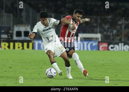 November 2023, Mexiko-Stadt, Ciudad de Mexico, Mexiko: 11. November 2023, Mexiko-Stadt: JesÃºs Rivas von Pumas (L) und Alexis Vega aus Chivas kämpfen im Olympiastadion der Universität gegen Chivas de Guadalajara beim Apertura-Turnier der MX League 2023. Am 11. November 2023 in Mexiko-Stadt. (Kreditbild: © Ismael Rosas/OKULARIS via ZUMA Press Wire) NUR REDAKTIONELLE VERWENDUNG! Nicht für kommerzielle ZWECKE! Stockfoto