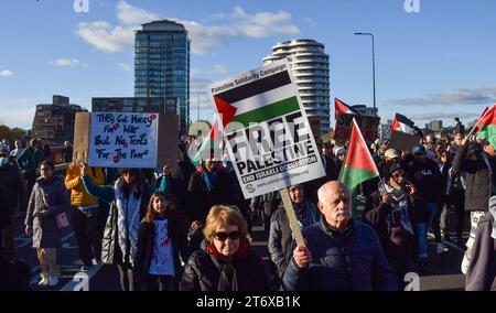 London, England, Großbritannien. November 2023. Demonstranten auf der Vauxhall-Brücke. Hunderttausende von Menschen marschierten in Solidarität mit Palästina zur US-Botschaft und forderten einen Waffenstillstand. Der Protest war der größte seit Beginn des Krieges zwischen Israel und der Hamas. (Kreditbild: © Vuk Valcic/ZUMA Press Wire) NUR REDAKTIONELLE VERWENDUNG! Nicht für kommerzielle ZWECKE! Quelle: ZUMA Press, Inc./Alamy Live News Stockfoto