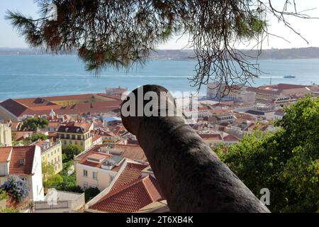 Blick auf Lissabon vom Hügel der Burg Saint George (Castelo de Sao Jorge) mit einer alten Kanone im Vordergrund Stockfoto