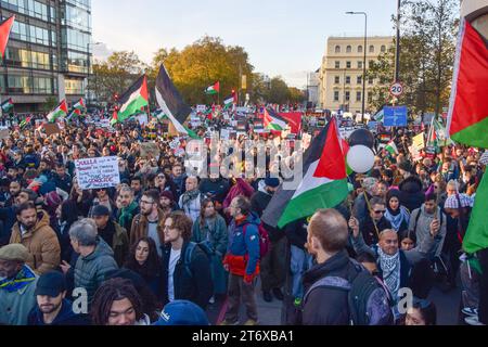 London, England, Großbritannien. November 2023. Demonstranten auf der Vauxhall-Brücke. Hunderttausende von Menschen marschierten in Solidarität mit Palästina zur US-Botschaft und forderten einen Waffenstillstand. Der Protest war der größte seit Beginn des Krieges zwischen Israel und der Hamas. (Kreditbild: © Vuk Valcic/ZUMA Press Wire) NUR REDAKTIONELLE VERWENDUNG! Nicht für kommerzielle ZWECKE! Quelle: ZUMA Press, Inc./Alamy Live News Stockfoto