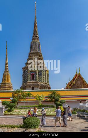Bangkok, Thailand - 19. März 2018: Touristen auf dem Gelände des Wat Pho buddhistischen Tempels mit dem Phra Maha Chedi Si Rajakarn. Stockfoto