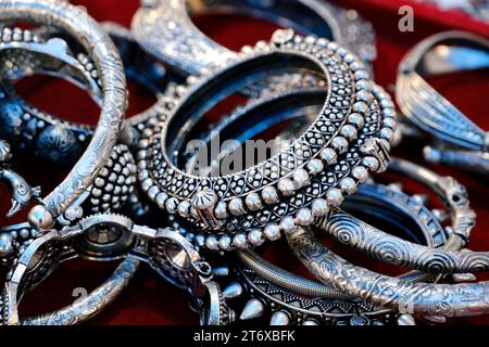 Indische Armreifen werden in einem lokalen Geschäft auf einem Markt in Pune, Indien, ausgestellt. Diese Armreifen sind aus Gold, Silber und Diamant als Schönheitszubehör für Indianer gefertigt Stockfoto