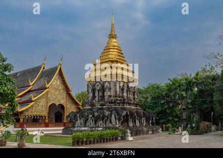 Chiang Mai, Thailand - 23. März 2018: Chedi Chang Lom (Elefant Chedi) und Viharan (Haupthalle) im buddhistischen Tempel Wat Chiang man. Stockfoto