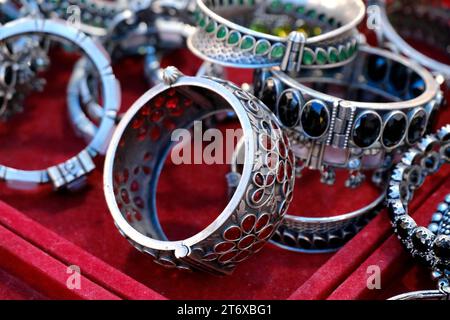 Indische Armreifen werden in einem lokalen Geschäft auf einem Markt in Pune, Indien, ausgestellt. Diese Armreifen sind aus Gold, Silber und Diamant als Schönheitszubehör für Indianer gefertigt Stockfoto