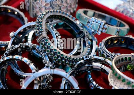 Indische Armreifen werden in einem lokalen Geschäft auf einem Markt in Pune, Indien, ausgestellt. Diese Armreifen sind aus Gold, Silber und Diamant als Schönheitszubehör für Indianer gefertigt Stockfoto