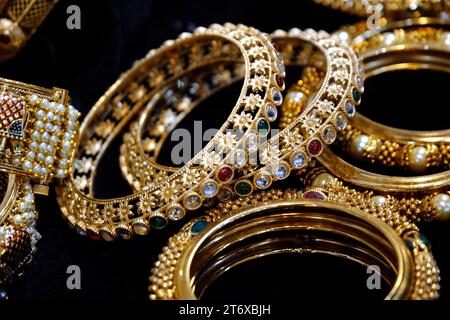 Indische Armreifen werden in einem lokalen Geschäft auf einem Markt in Pune, Indien, ausgestellt. Diese Armreifen sind aus Gold, Silber und Diamant als Schönheitszubehör für Indianer gefertigt Stockfoto