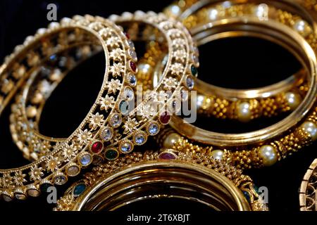 Indische Armreifen werden in einem lokalen Geschäft auf einem Markt in Pune, Indien, ausgestellt. Diese Armreifen sind aus Gold, Silber und Diamant als Schönheitszubehör für Indianer gefertigt Stockfoto